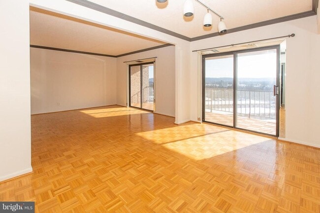 Building Photo - 20930 Valley Forge Cir