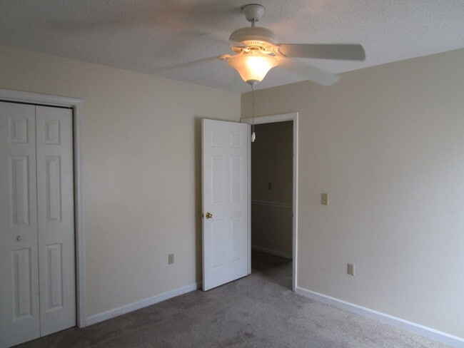 Building Photo - 40 Travis Ct