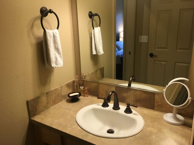 Building Photo - NW 3x2 townhome with primary bedroom on the main level