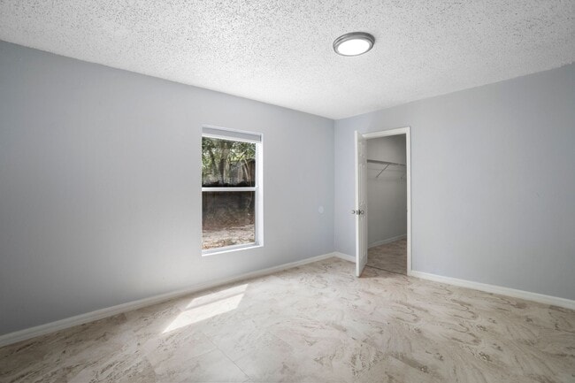 Building Photo - Very large 4bdrm/2bath House, Ready End of February