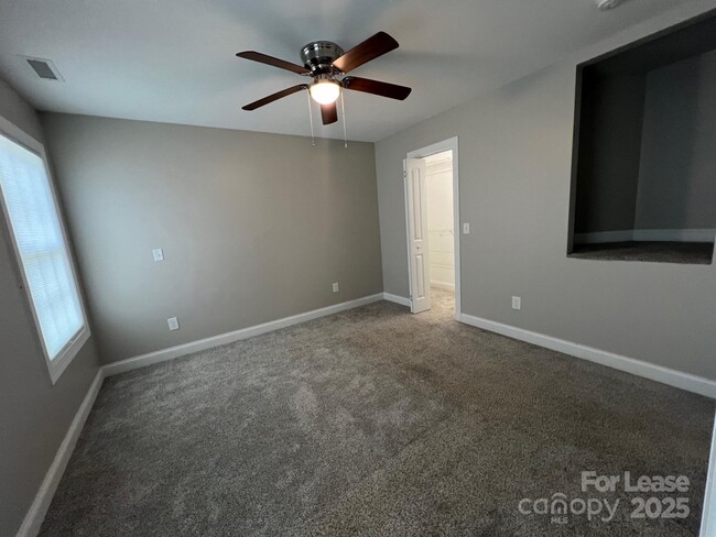 Building Photo - 1086 20th St NE