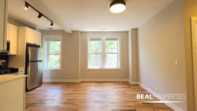 Building Photo - 654 W Wrightwood Ave