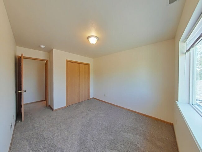Building Photo - Townhouse-style End unit 3BD, 1.5 BA with attached garage