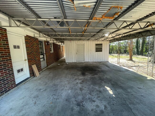 Building Photo - ** 3 Bed 2 Bath located Forest Hills** Cal...