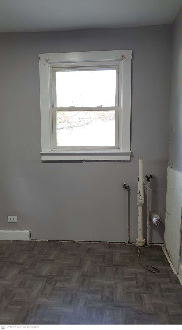 Building Photo - Great 3 bed 2 bath close to everything; more space than you think!