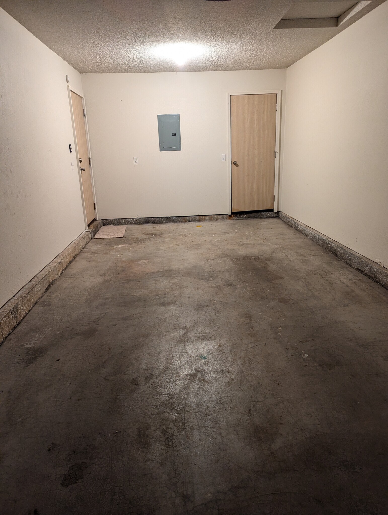 Garage - 205 W Nicholas Dr