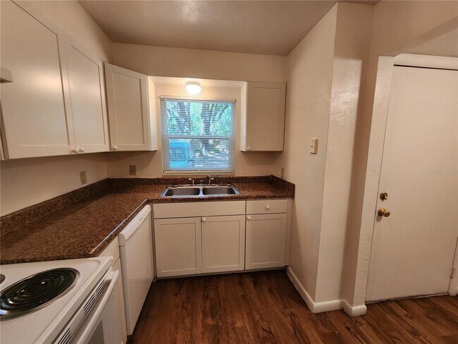 Building Photo - 208 NE 7th Pl