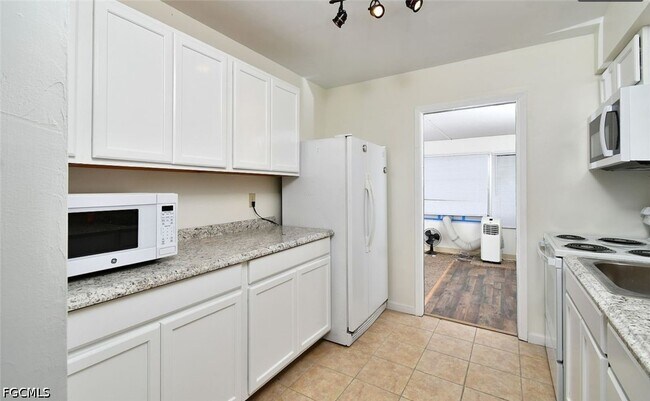 Building Photo - 9 Hamlin Ct