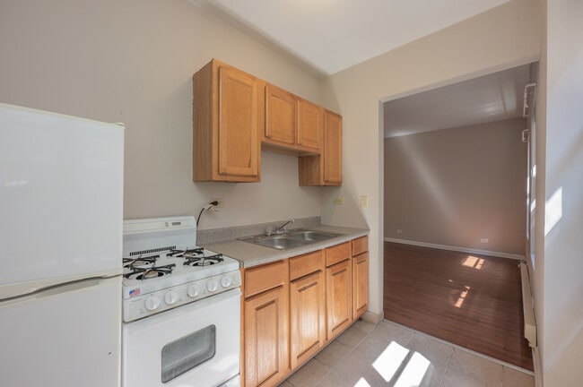 Building Photo - 5511 N Kenmore Ave