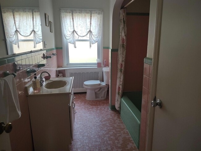 Building Photo - 3005 Fernwood Ave