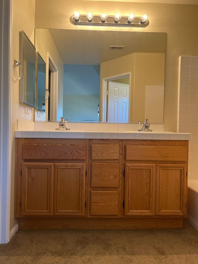 Building Photo - Eastlake Beauty 3 bedroom, 2.5 Bath