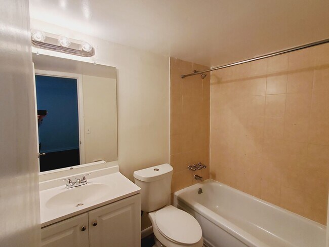 Building Photo - Updated One Bedroom, One Bath Apartment - ...
