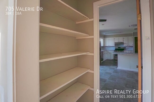 Building Photo - 705 Valerie Dr