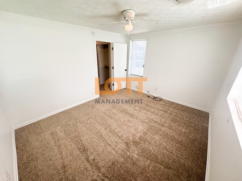 Building Photo - 16 Highlawn Ave