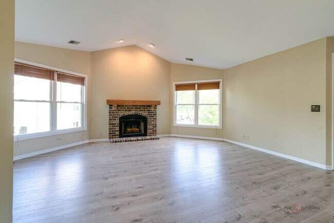 Building Photo - 305 Satinwood Terrace
