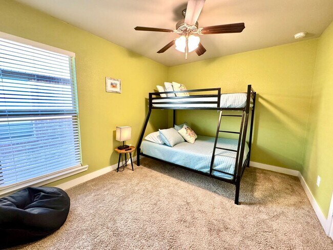 Building Photo - Furnished Rental 3 bed 2 bath Minimum of 30-day stay