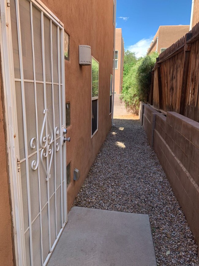 Building Photo - 3 bd / 2.5 bth / 2 car garage near UNM, CN...