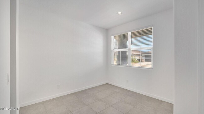 Building Photo - 40035 W Shaver Dr