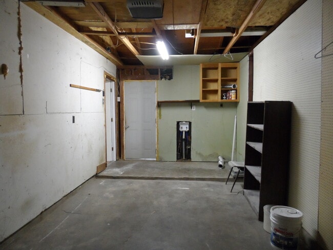 Building Photo - Cute Home Close to Restaurants and Shopping