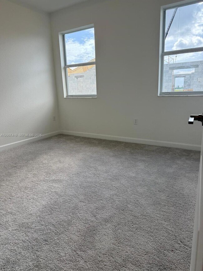 Building Photo - 2573 SE 25th Ter