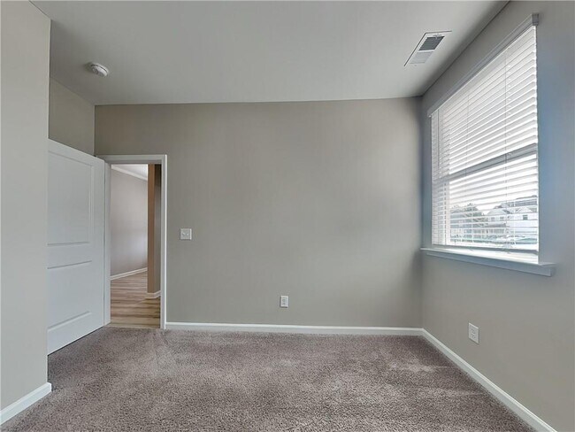 Building Photo - 153 Everett Sq