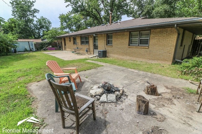 Building Photo - Lovely Single Family Home with Spacious Li...