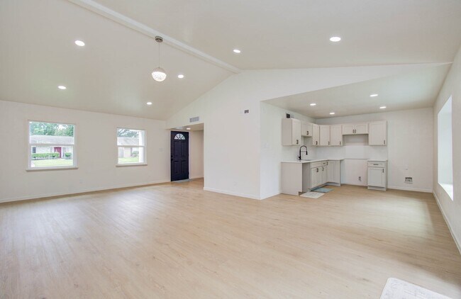 Building Photo - 6903 Blue Ridge Dr