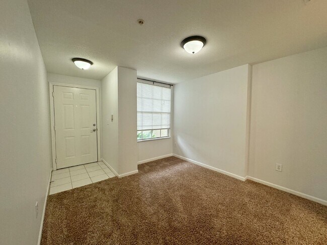 Building Photo - Las Palmas, one-bedroom first floor condo with garage!