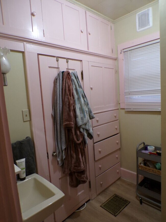 Building Photo - 38 Pine St