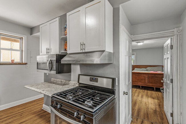 Building Photo - 921 20th Ave NE