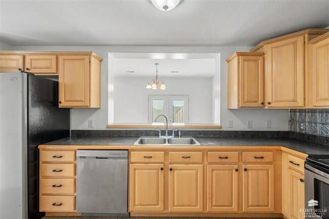 Building Photo - Charming Townhome, Prime Location, Cozy Li...