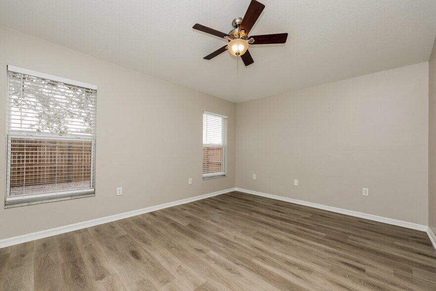 Building Photo - 447 Maple Pointe Dr