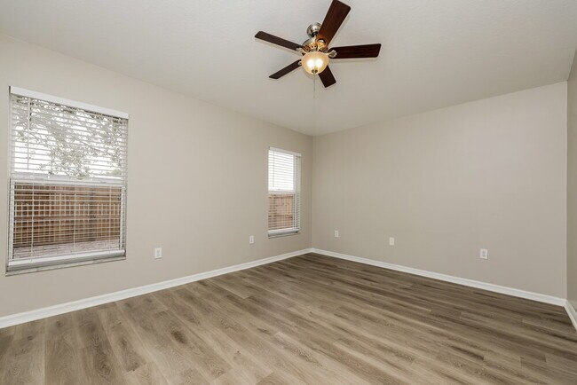 Building Photo - 447 Maple Pointe Dr