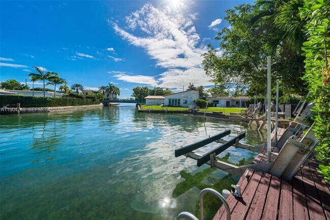 Building Photo - 7975 Biscayne Point Cir