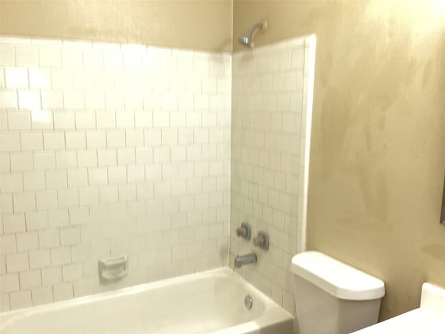 Building Photo - 15831 Bazelbriar Ln