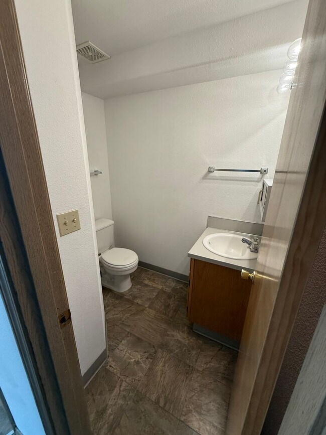 Building Photo - Nice town house!