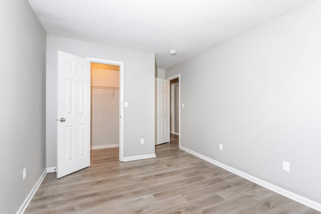 Building Photo - 904 Flying Sun Dr