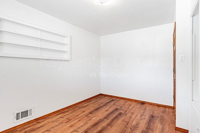 Building Photo - 400 Lily Ln