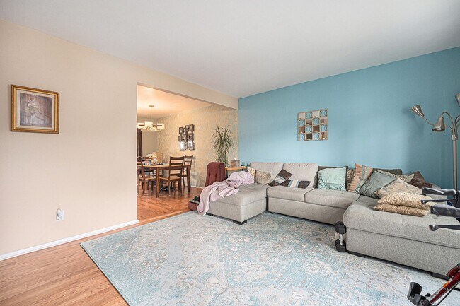Building Photo - Beautiful 3 Bed 2.5 Single Family Home in ...