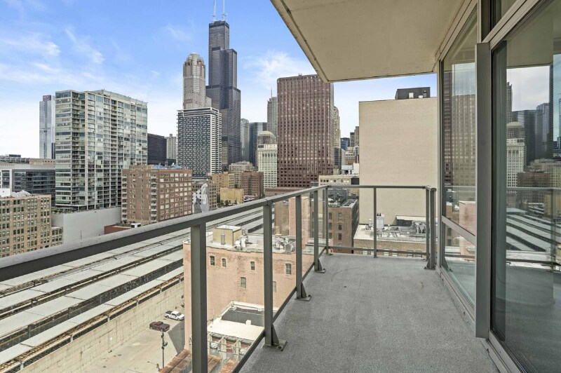 Building Photo - 754 S Clark St