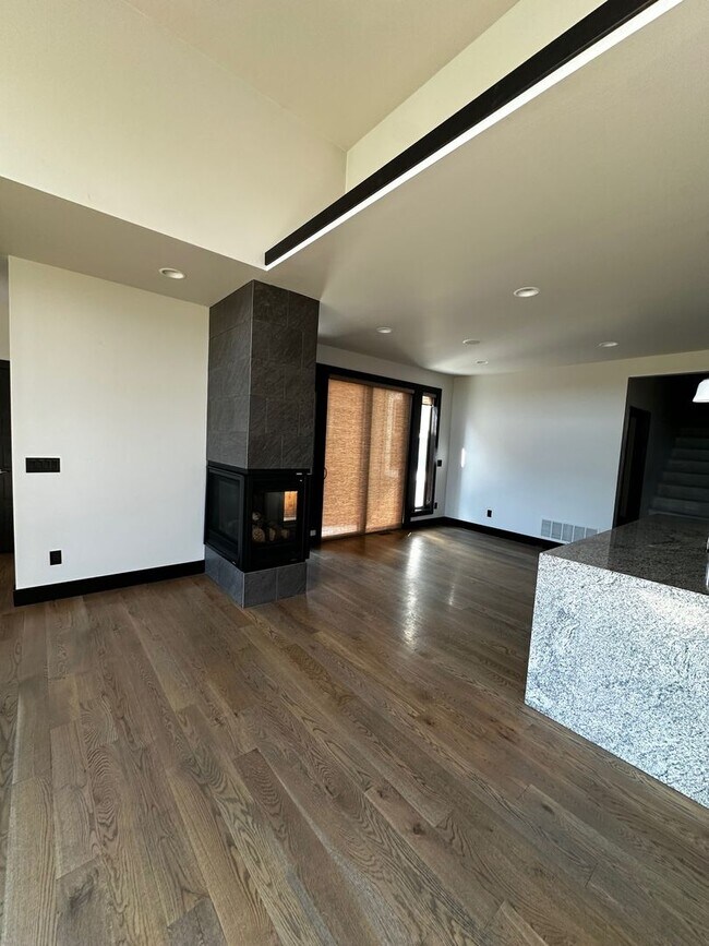 Building Photo - Gorgeous modern 5 bedroom - Minutes from MSU!