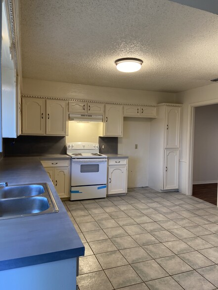 Building Photo - 2129 Poppy Ln