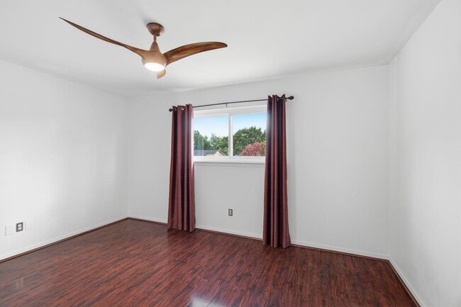 Building Photo - 2810 Lakeview Dr