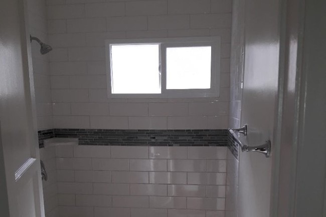 Bathroom Shower/ bathtub - 512 N Lucia Ave