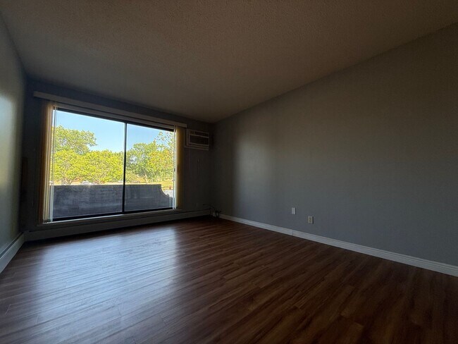 Building Photo - Spacious 2BR Edina Condo with Updated Interior, Outdoor Pool & Underground Parking