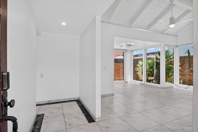 Building Photo - 2490 E Miramonte Cir