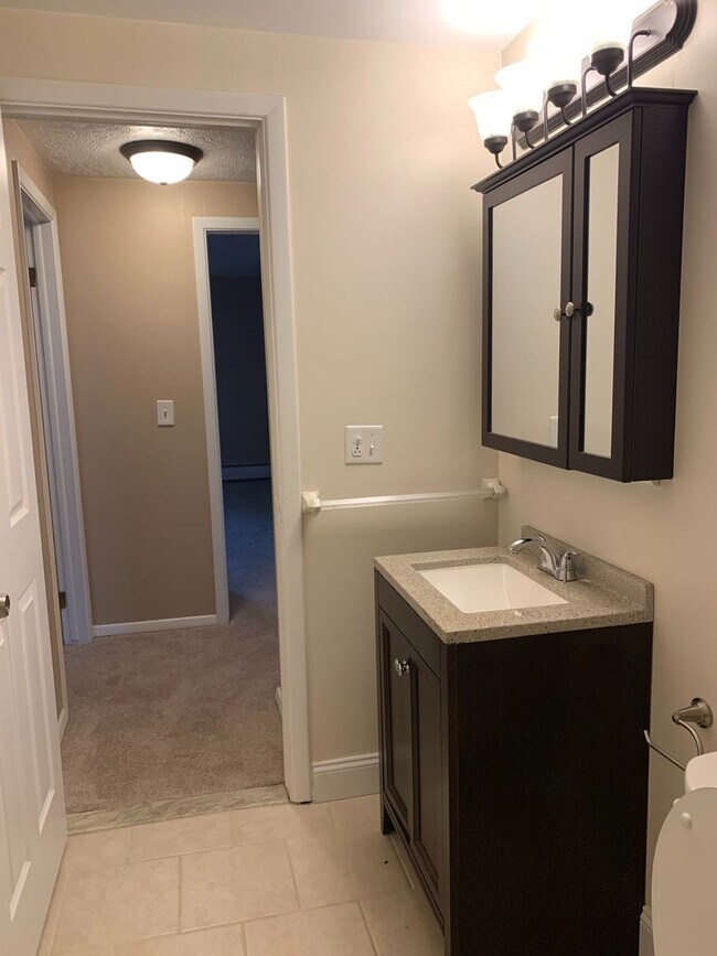 Building Photo - Large 2 Bedroom 1 Bath Apartment