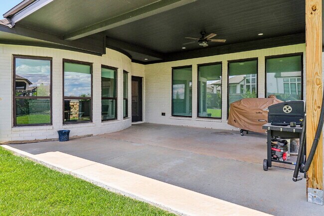 Building Photo - "Spacious 5-Bed Oasis with 4.5 Baths – You...