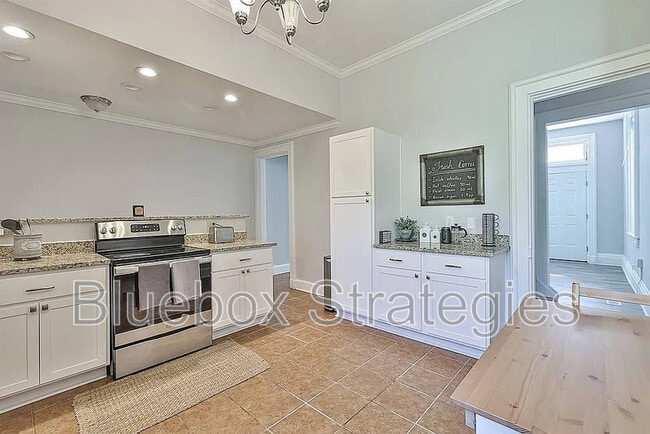 Building Photo - 2280 Loth St