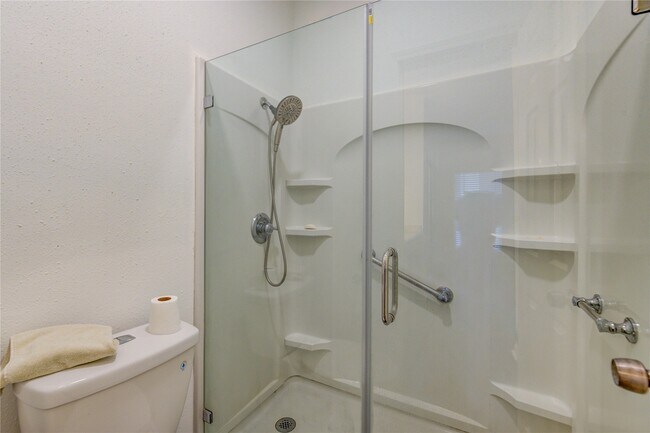 Building Photo - 401 Lakeside Ln